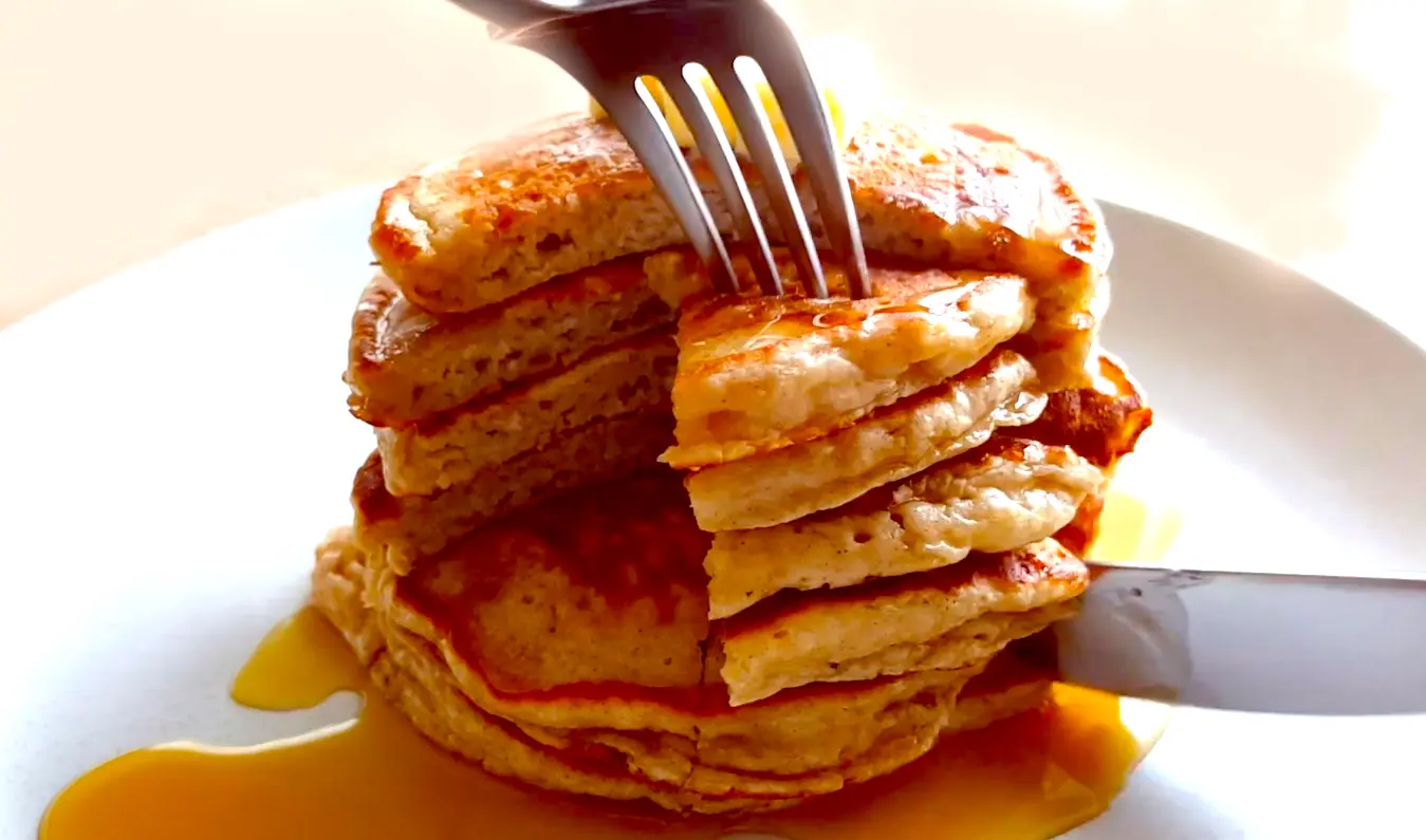 Deliciosos panqueques de pistacho y plátano con cardamomo, una opción de desayuno sabrosa, esponjosa y saludable al estilo ayurvédico